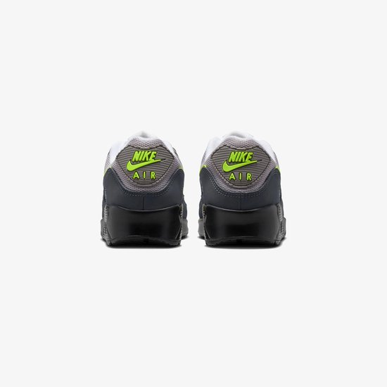 Achterkant van twee grijze Nike Air Max 90 sneakers met neon groene Nike Air logo.