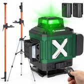 Groene kruislijnlaser met afstandsbediening, twee batterijen en twee oranje meetstokken op statief.