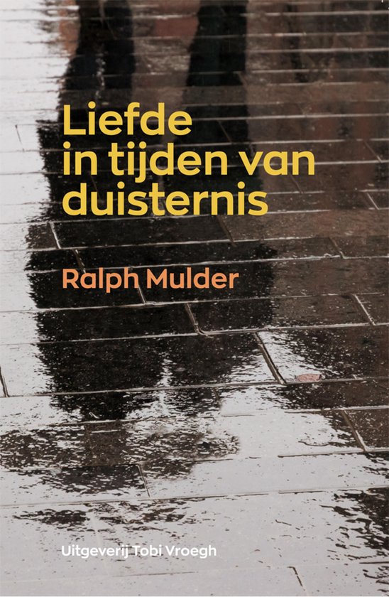 Boekhoes met de titel 'Liefde in tijden van duisternis' in gele letters, met de naam 'Ralph Mulder' eronder in oranje letters, op een achtergrond van een natte, betegelde ondergrond die reflecteert.