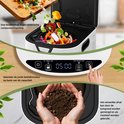Vrouw voegt groenten toe aan een compostbak met digitaal display. Handen tonen de verwerkte compost.
