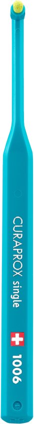 Turquoise CURAPROX single tandenborstel met gele punt, op witte achtergrond.