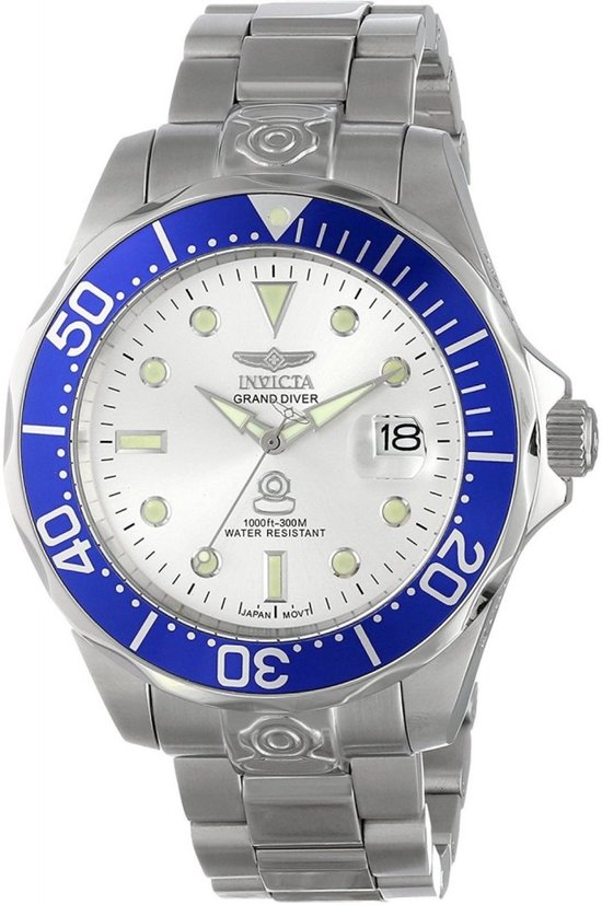 Zilverkleurig Invicta Grand Diver horloge met witte wijzerplaat, datumvenster op 3 uur en blauwe duikring.
