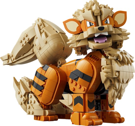 LEGO Arcanine in oranje en beige blokken, zittend.