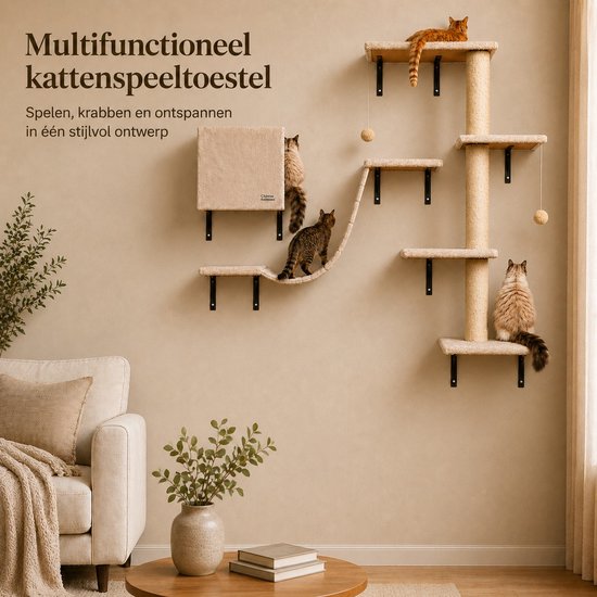 Multifunctionele kattenklimmuur in beige stof met krabpaal, plateaus en een muurhuisje. Diverse katten op de klimmuur. Geïnstalleerd in een woonkamer.