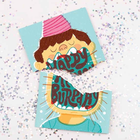 Verjaardagskaart uit elkaar gescheurd, twee helften tonen een jongen met een roze puntmuts en de tekst 'Happy' en 'BurpDay'.