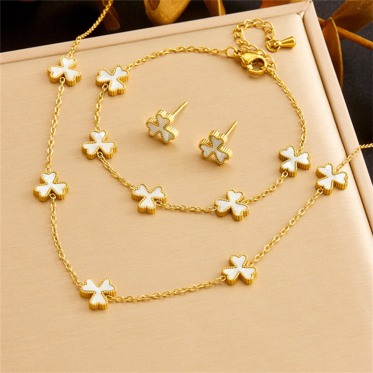 Glintweave – Roestvrijstalen Sieradenset met Bloemdesign & Witte Inlay – 18K Verguld – Ketting, Armband & Oorstekers – Dames – Goud/Wit