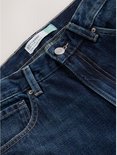 Donkerblauwe boyfriend jeans, met een label met 'BOYFRIEND' erop.