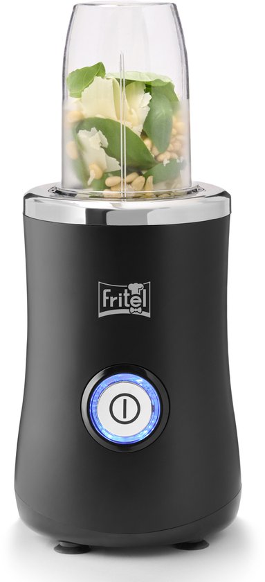 Zwarte Fritel blender met glazen kan gevuld met basilicum, pijnboompitten en Parmezaanse kaas. Blauwe aan/uit knop.