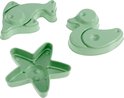 Drie groene zandvormpjes in de vorm van een vis, een eend en een zeester.