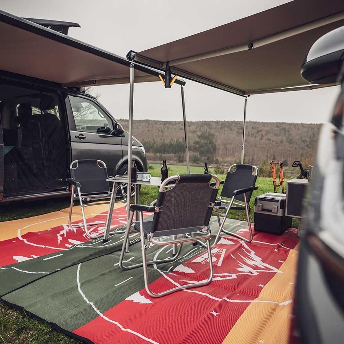 Voortenttapijt van polypropyleen, afwasbaar, uv-bestendig, moeilijk ontvlambaar, voor caravan, camper en voortent, incl. draagtas (rood, 300 x 200 cm)