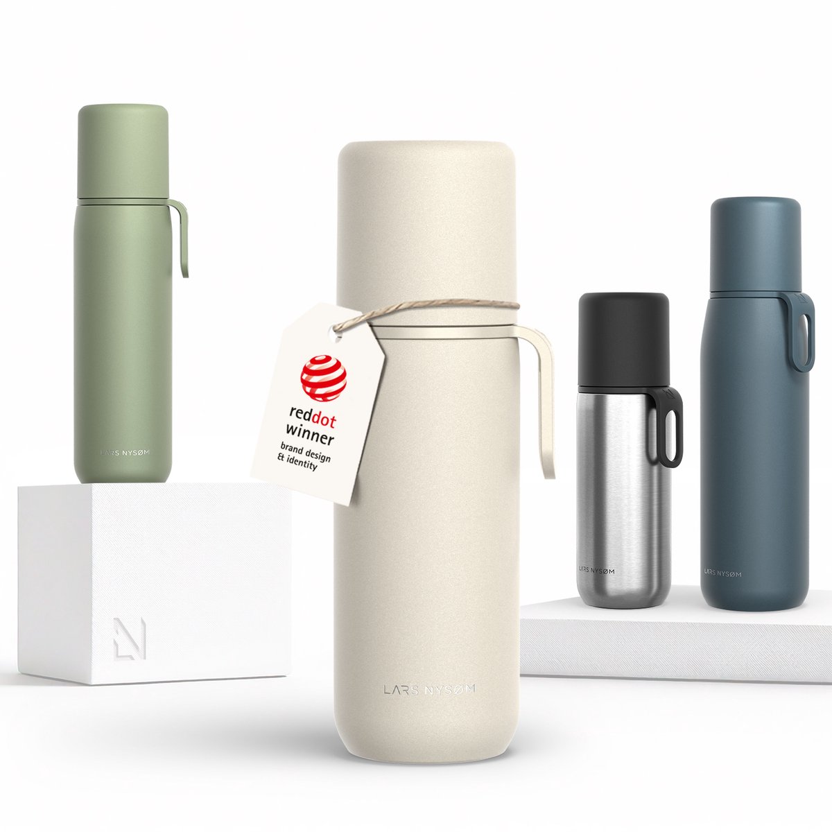 LARS NYSØM Roestvrijstalen Thermosfles - Dubbelwandige Geïsoleerde Drinkfles met Beker en Draagriem, Lekvrije Metalen Fles voor Reizen, Kantoor & Buitenactiviteiten (Cream Beige)