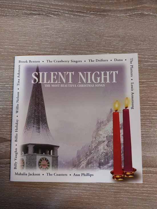 Cd-hoes met de titel 'Silent Night' in grote letters, een besneeuwde kerktoren en twee brandende kerstkaarsen.