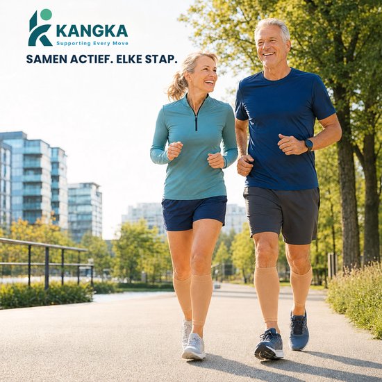 Een man en een vrouw rennen buiten op een pad, beiden met lichte beige kuitcompressiemouwen.