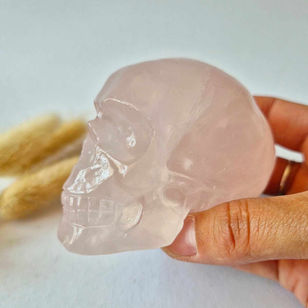 XXL Rozenkwarts Schedel 9cm – Handgesneden Rose Quartz Skull