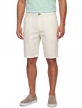 Man met gebroken witte chino shorts, lichtgroen poloshirt met 'BOSS' logo, beige instappers.