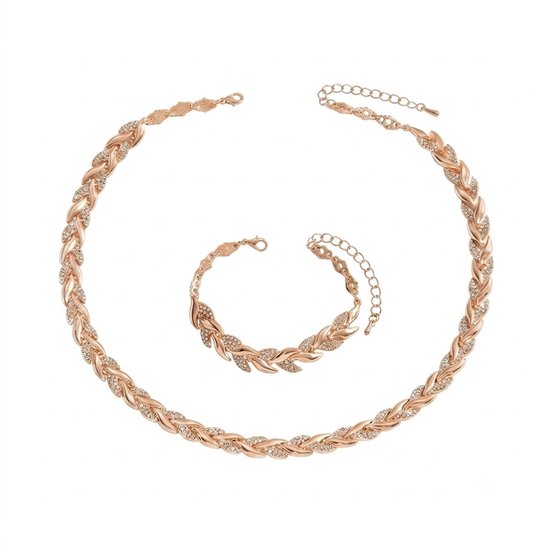 Collier et bracelet chaîne dorés sertis de zirconias, sur fond blanc.