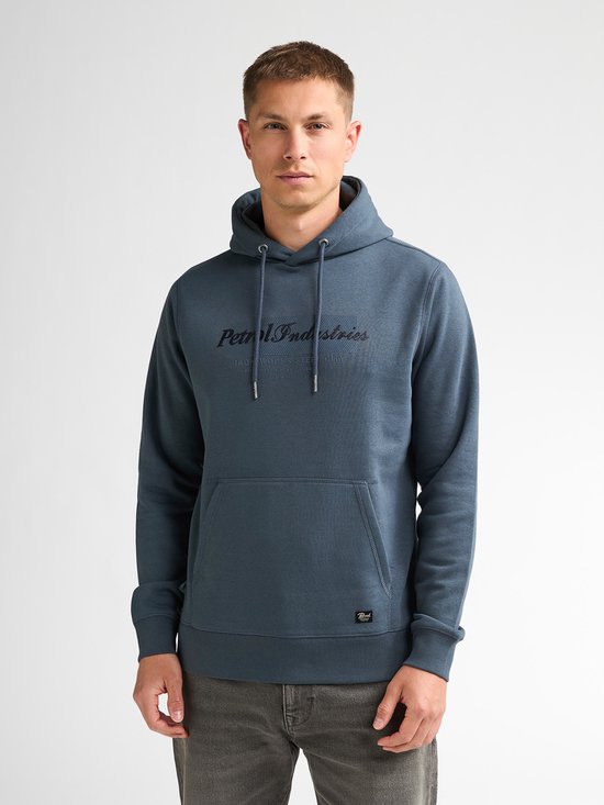 Blauwe hoodie met Petrol Industries-logo en trekkoord, gedragen door een man.