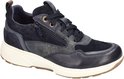 Navy suède sneaker met rits aan de zijkant, leren overlays en een witte zool.