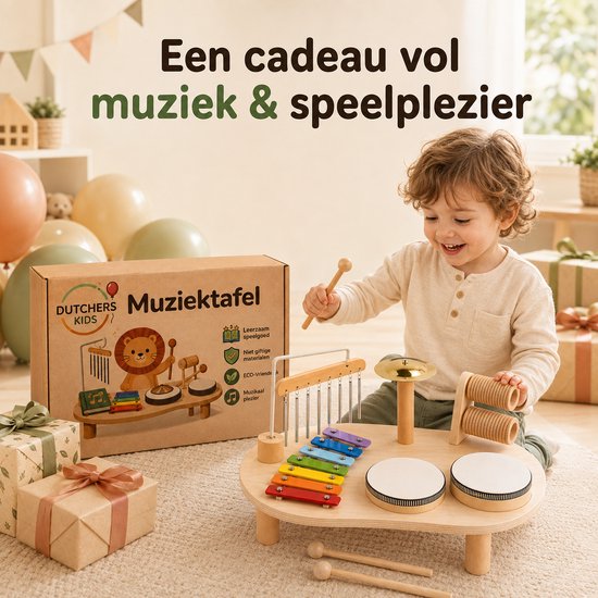 Jongen speelt op een houten muziektafel met trommels, xylofoon, cimbalen en ratels. Geschenkdozen op de voorgrond.