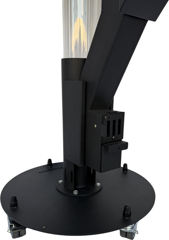 Zwarte, ronde basis met wieltjes en "Flamesa" logo voor de Solaro pellet terrasverwarmer.