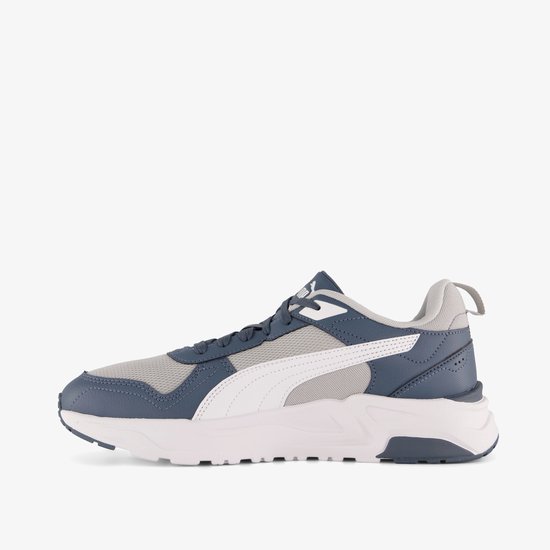 Zij-aanzicht van een Puma sneaker in blauw en grijs met witte accenten en veters.