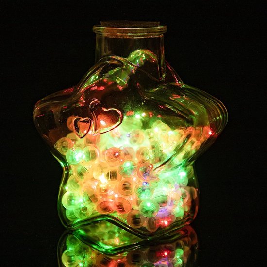 Een glazen vaas in de vorm van een ster, gevuld met veelkleurige fonkelende LED-lampjes.