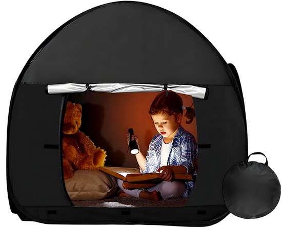 Zwarte tent met een kind dat met een zaklamp een boek leest, een teddybeer en een opvouwbare tent.