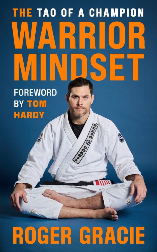 The Tao of a Champion: Warrior Mindset, voorwoord door Tom Hardy, door Roger Gracie. Man in witte karate gi zittend met gekruiste benen.