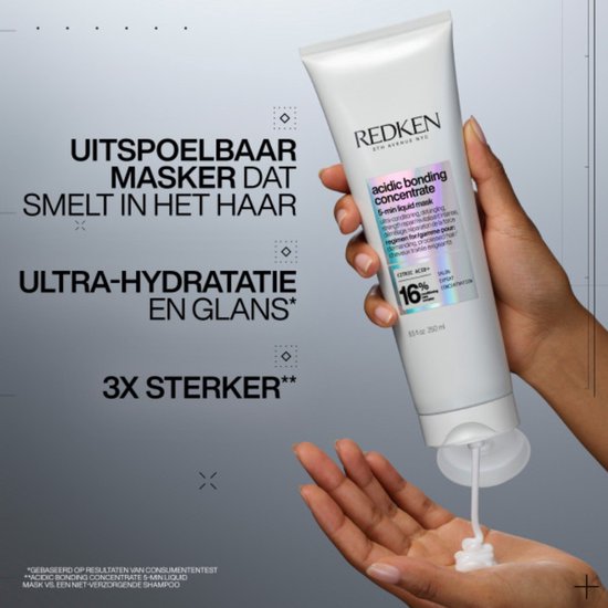 Une main pressant un masque liquide Redken Acidic Bonding Concentrate de 5 minutes, pour une ultra-hydratation et une brillance.