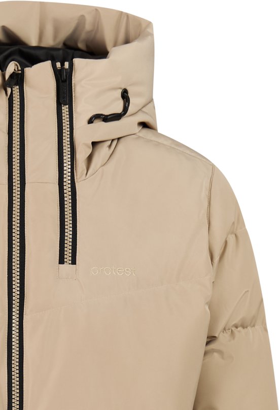 Detail van de nek en rits van een beige winterjas met de tekst 'protest'.