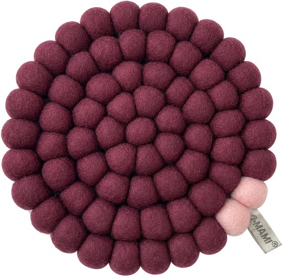 Ronde onderzetter van viltballen in kersenrood met twee lichtroze ballen en een Q-MAMI label.