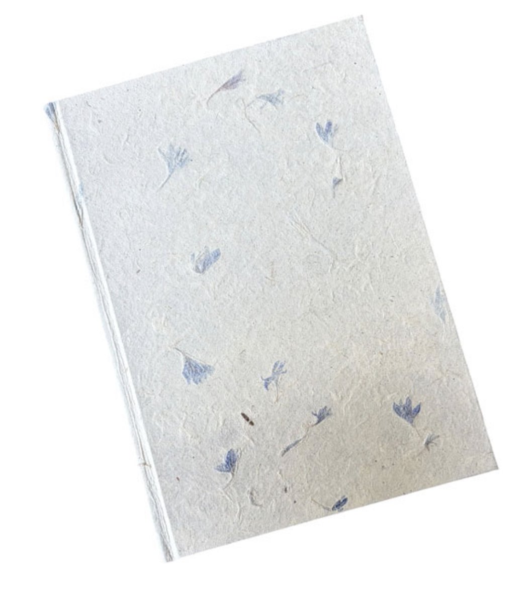 Notitieboek met kaft van lokta papier en korenbloemen