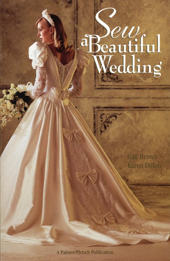 Mariée dans une robe de mariée en dentelle avec des nœuds et une traîne. "Sew a Beautiful Wedding" est visible sur la couverture.