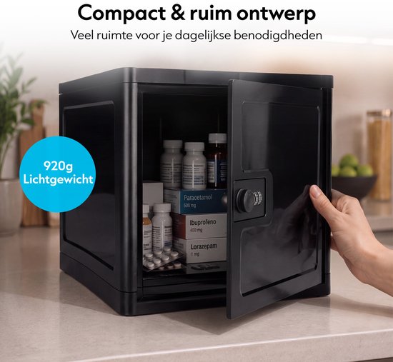 Zwarte opbergbox met cijferslot, open met medicijnen binnenin. Een hand opent de deur. Tekst: 920g Lichtgewicht.