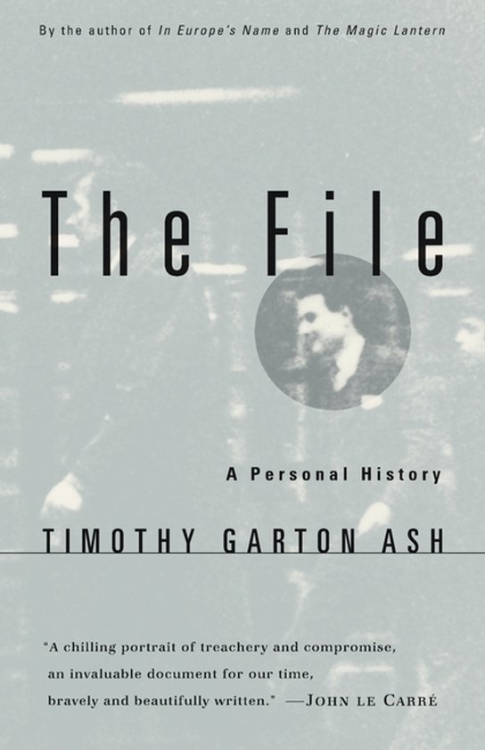 Livre "The File" avec un portrait de Timothy Garton Ash.
