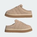 Twee zijaanzichten van beige adidas Campus muilen met dikke bruine plateauzolen.