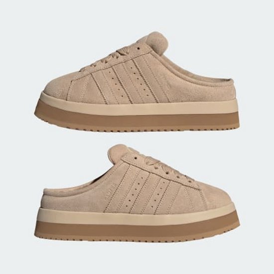 Twee zijaanzichten van beige adidas Campus muilen met dikke bruine plateauzolen.