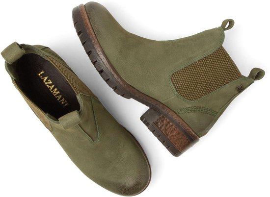 Paar groene leren chelsea boots met elastische zijpanelen, grove zool en hak.