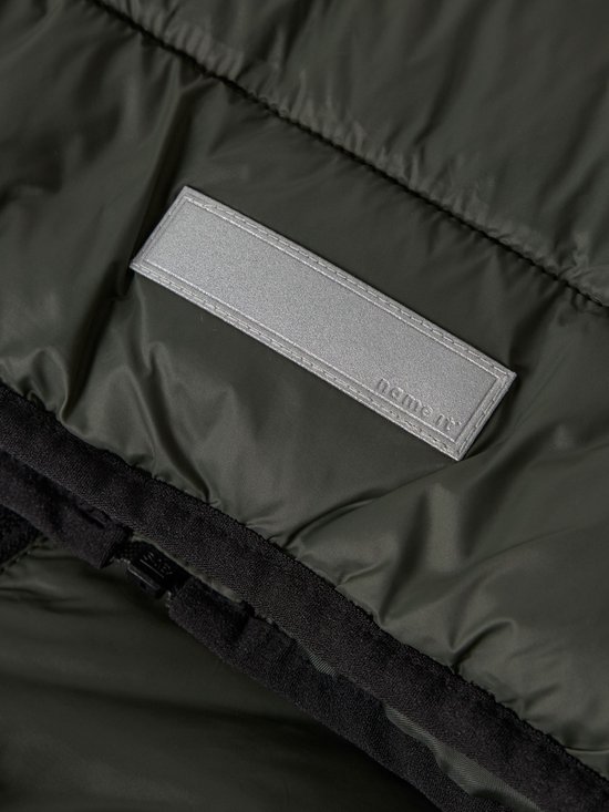 Detail van de binnenkant van de jas met een reflecterend "name it" label.