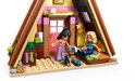 Binnenkant van een LEGO Friends hut met twee meisjes, een zwarte kat en accessoires.