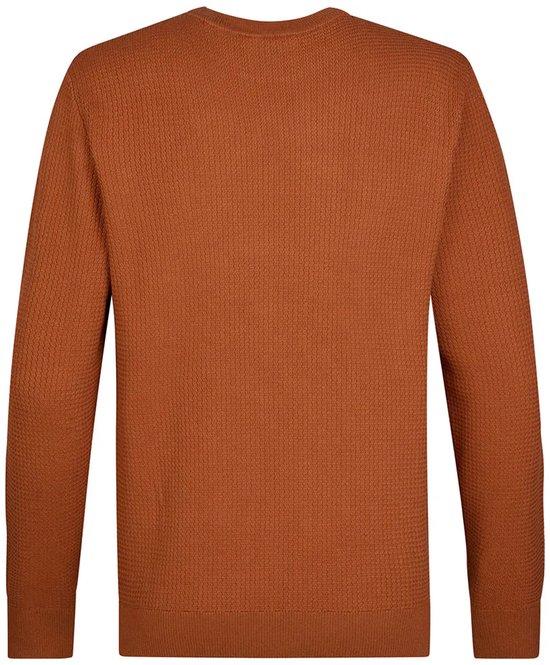 Achterkant van een oranje trui met structuur, lange mouwen, op witte achtergrond.