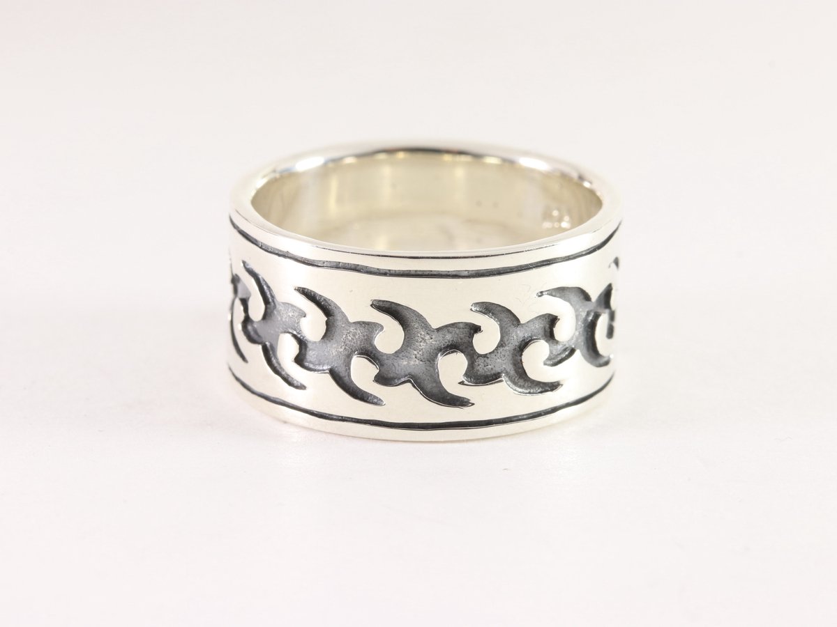 Brede zilveren ring met fantasiegravering - maat 17.5