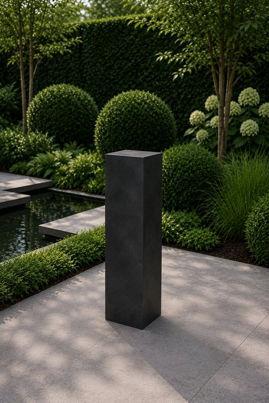 Donkergrijze sokkel van licht cement, 65x20x20 cm, in een tuin.
