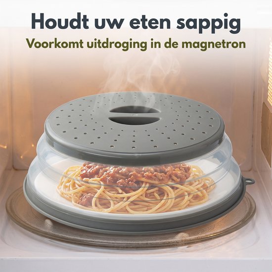 Grijze, opvouwbare magnetronafdekking met spaghetti met saus eronder in een magnetron.
