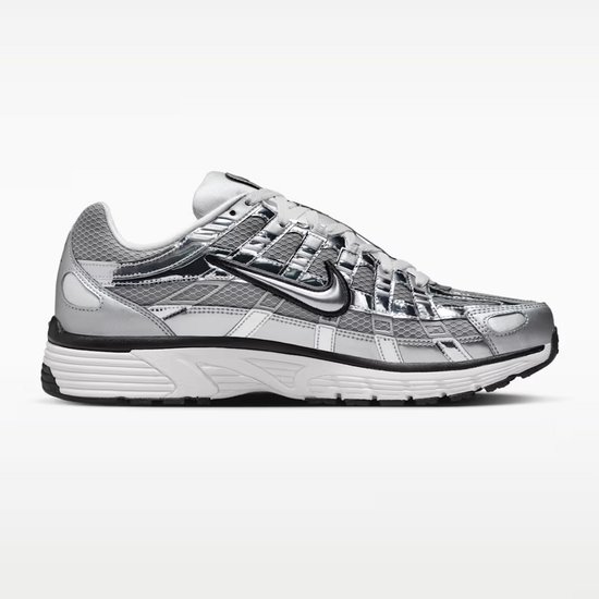 Grijze Nike P-6000 sneaker met metallic zilveren overlays, witte veters en een zwarte zool.