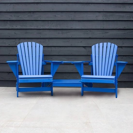Donkerblauwe Adirondack tete-a-tete tuinbank van kunststof met twee stoelen en een tafel ertussen.