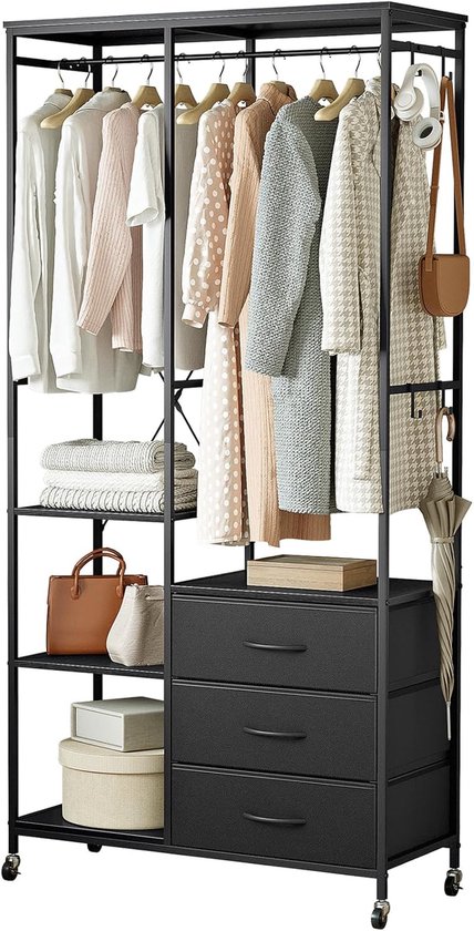 Zwart metalen kledingrek met hangende kleding, drie lades en zijplanken voor accessoires en dozen.