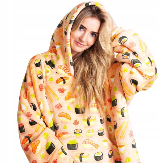 Close-up van een blonde vrouw met een oranje hoodie deken met sushi print.