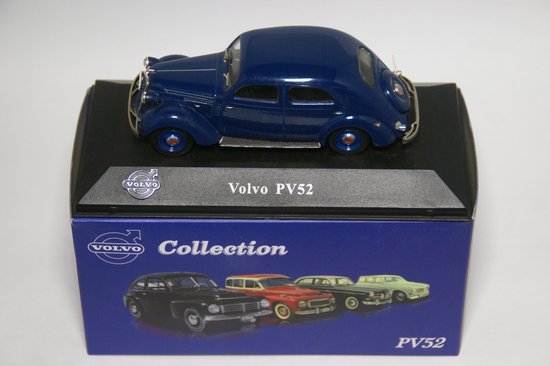 Blauwe Volvo PV52 modelauto op een zwarte displaybasis, met het Volvo logo en "Volvo PV52" tekst.