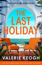 Boekomslag: Twee oranje fauteuils op een terras met uitzicht op zee onder een boogvormige witte muur. Tekst: The Last Holiday.